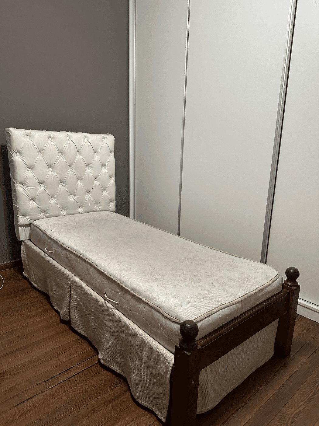 Cama de algarrobo respaldo alto con varillas torneadas