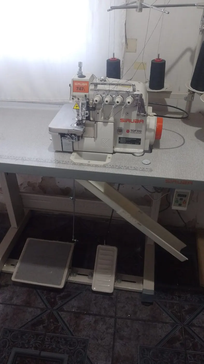 Maquina industrial overlock siruba 747L