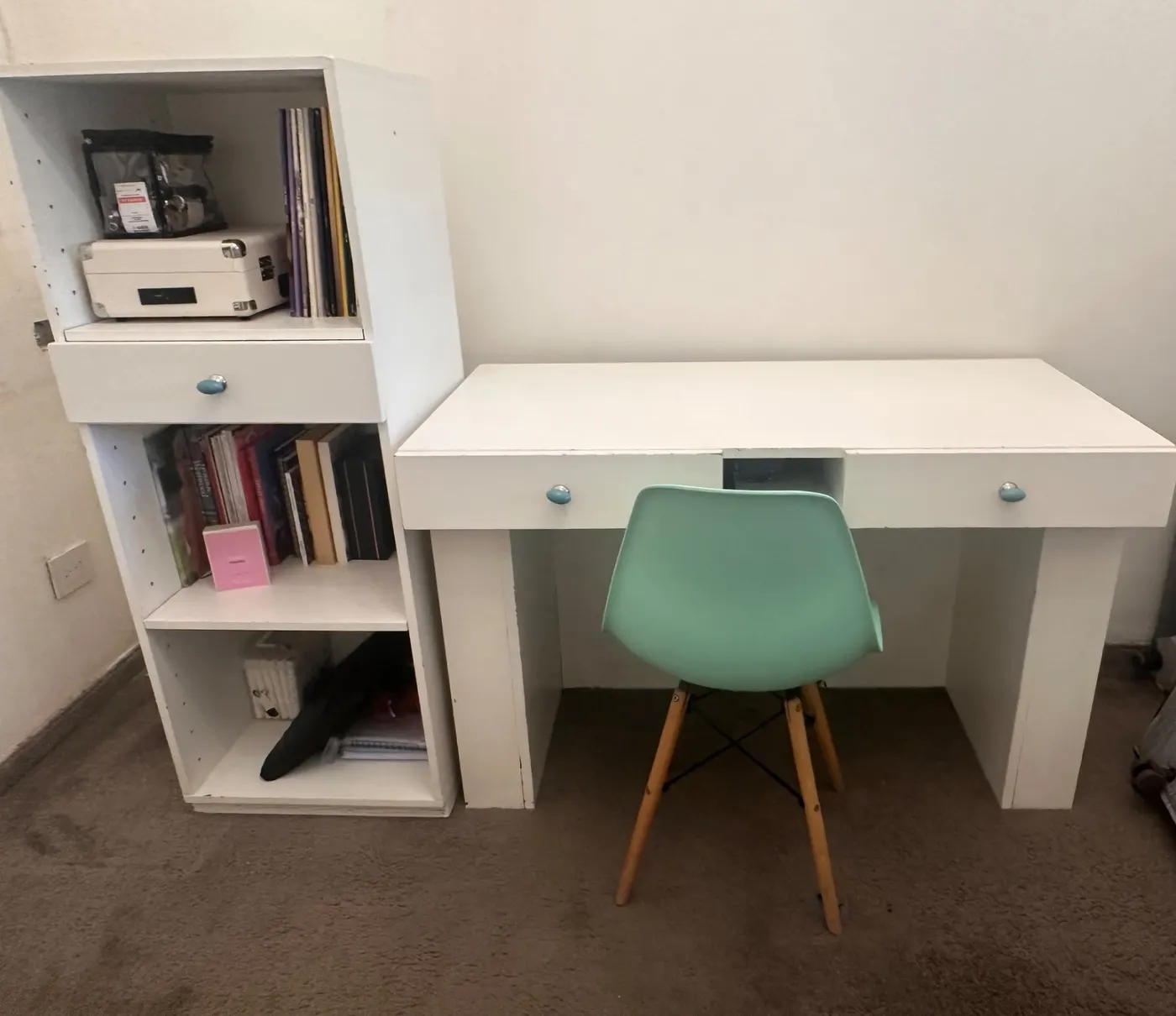 Escritorio, biblioteca y silla