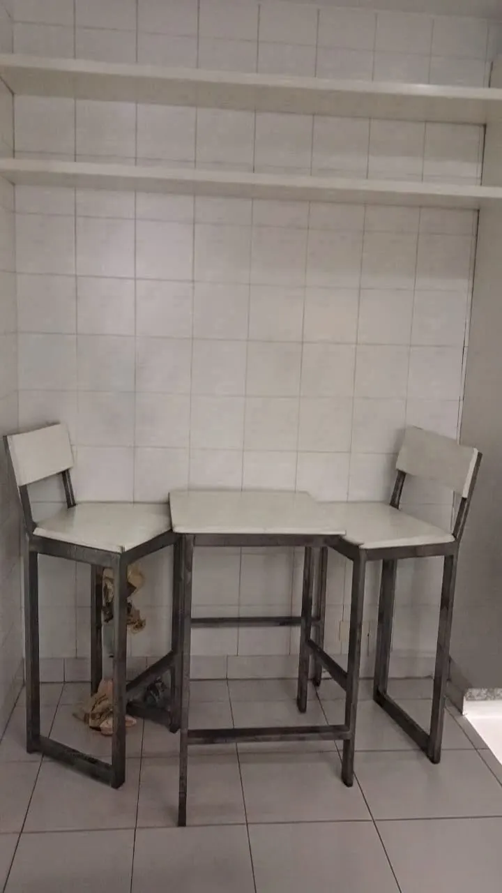 Barra con banquetas