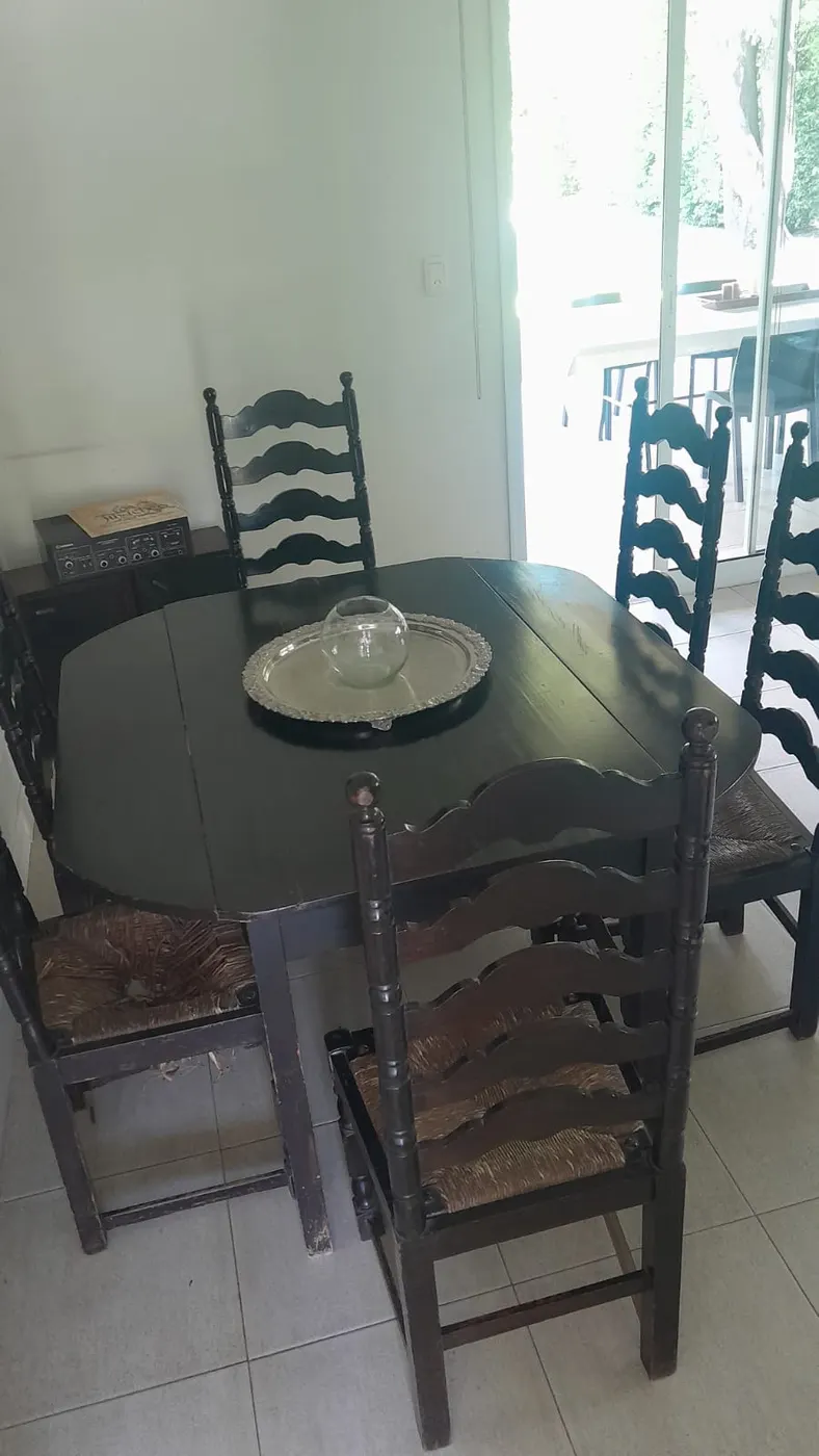 Mesa y sillas de comedor