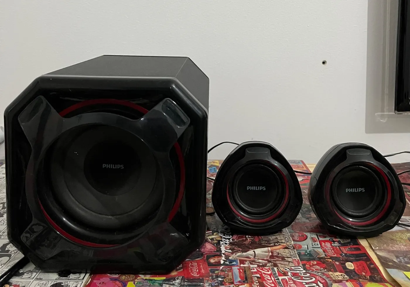 sistema de sonido 2.1 marca Philips,