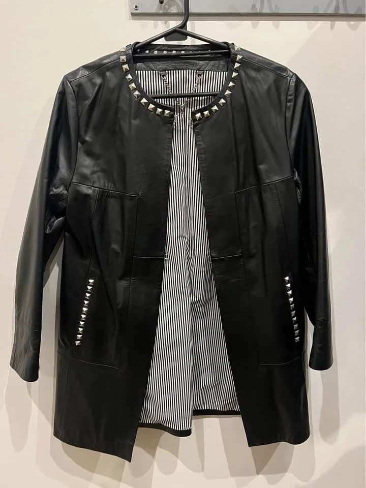 Campera de cuero con tachas