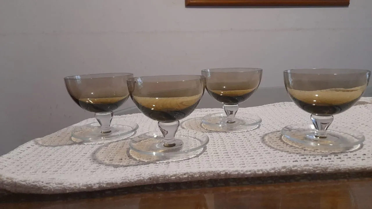 Juego de 4 compoteras de vidrio color humo ,vintage