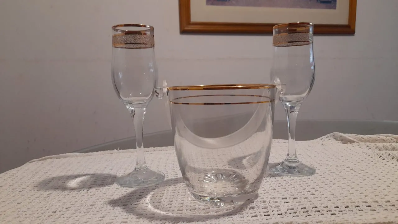 Juego para champagne con copas y cubetera