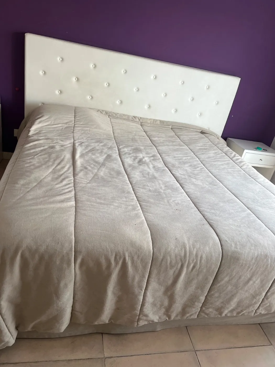 Cama King con respaldar cuero blanco capitone