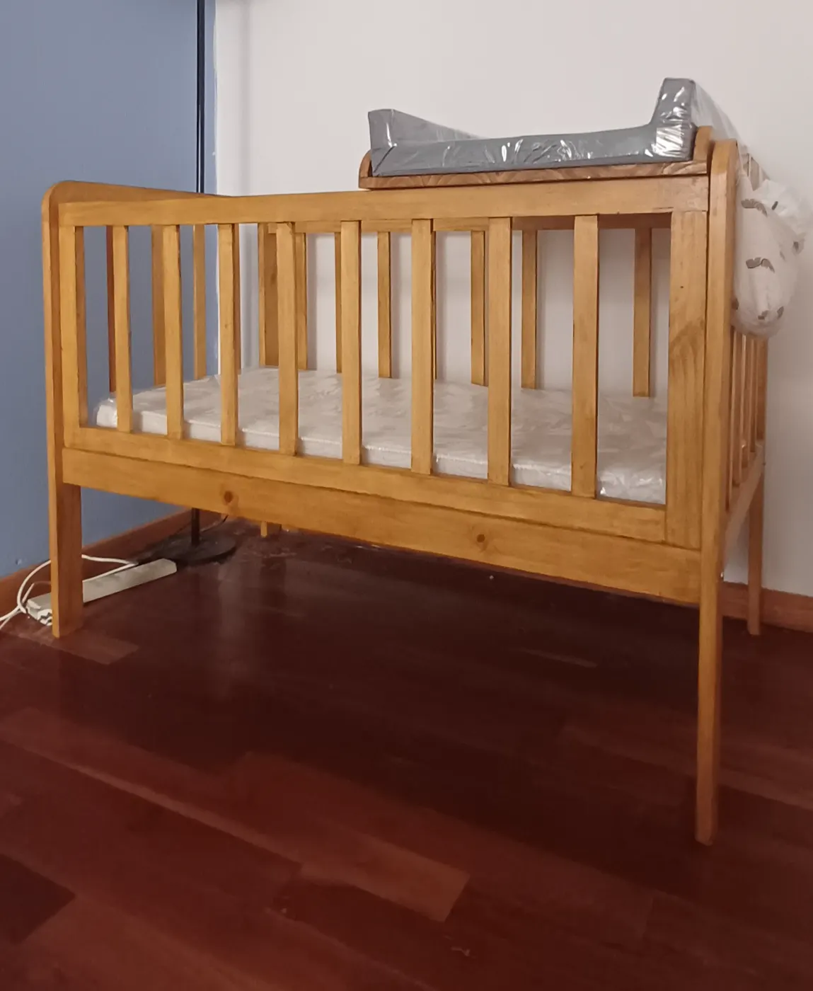 Cuna colecho con cambiador de madera y antivuelco