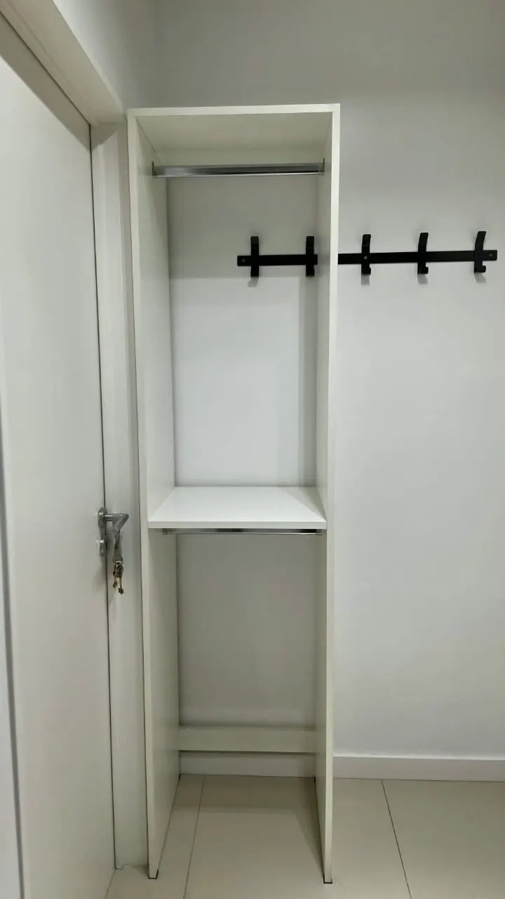 MUEBLE - MODULO DE ROPA CON DOBLE ESTANTE TIPO PERCHERO
