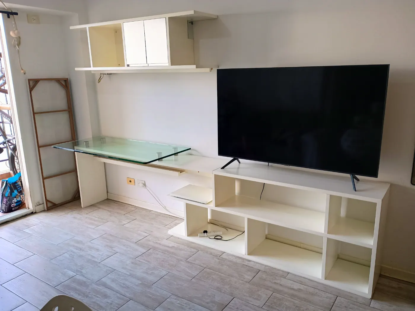 Rack de TV con escritorio y estante flotante