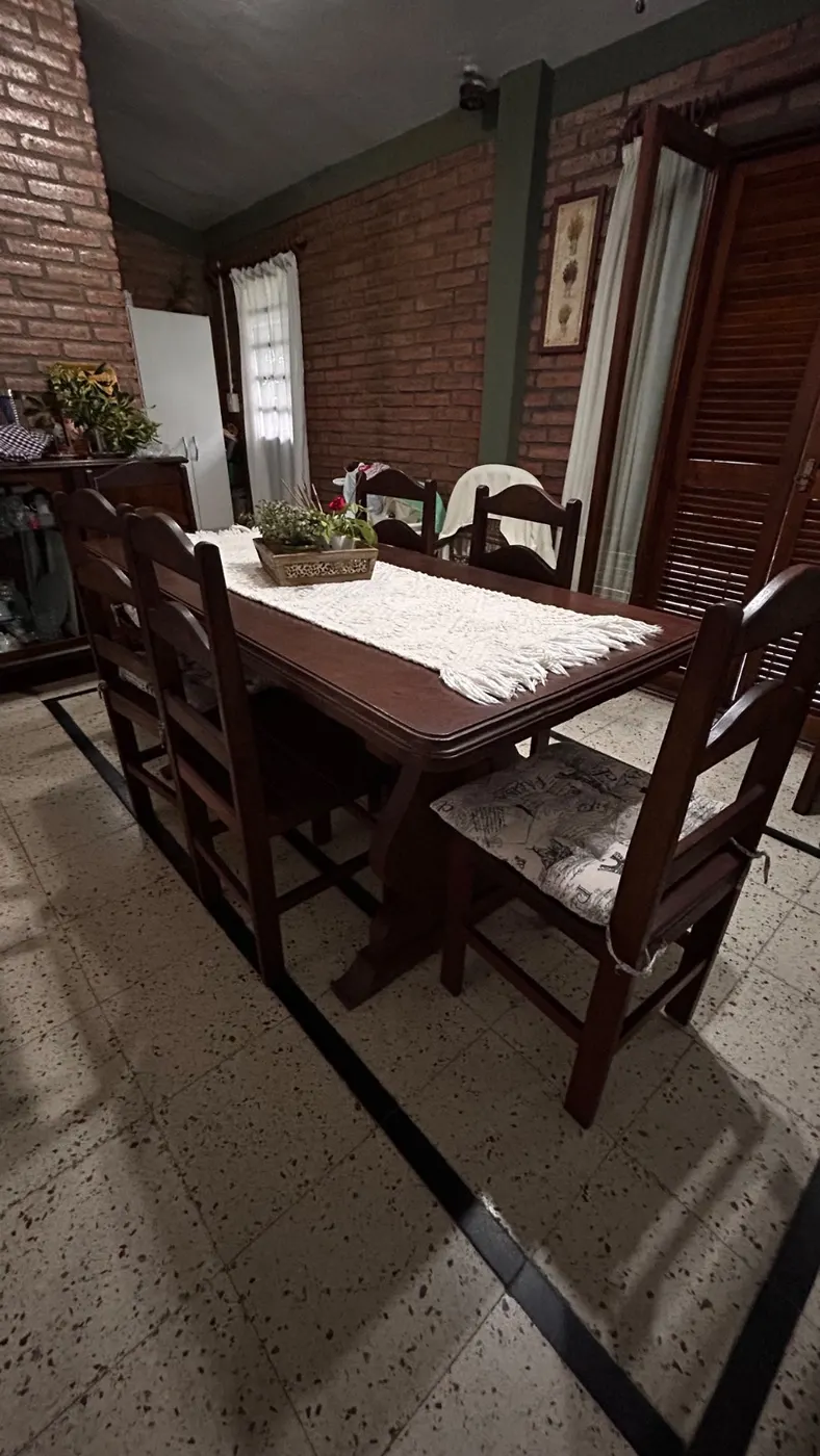 Mesa de comedor con sillas