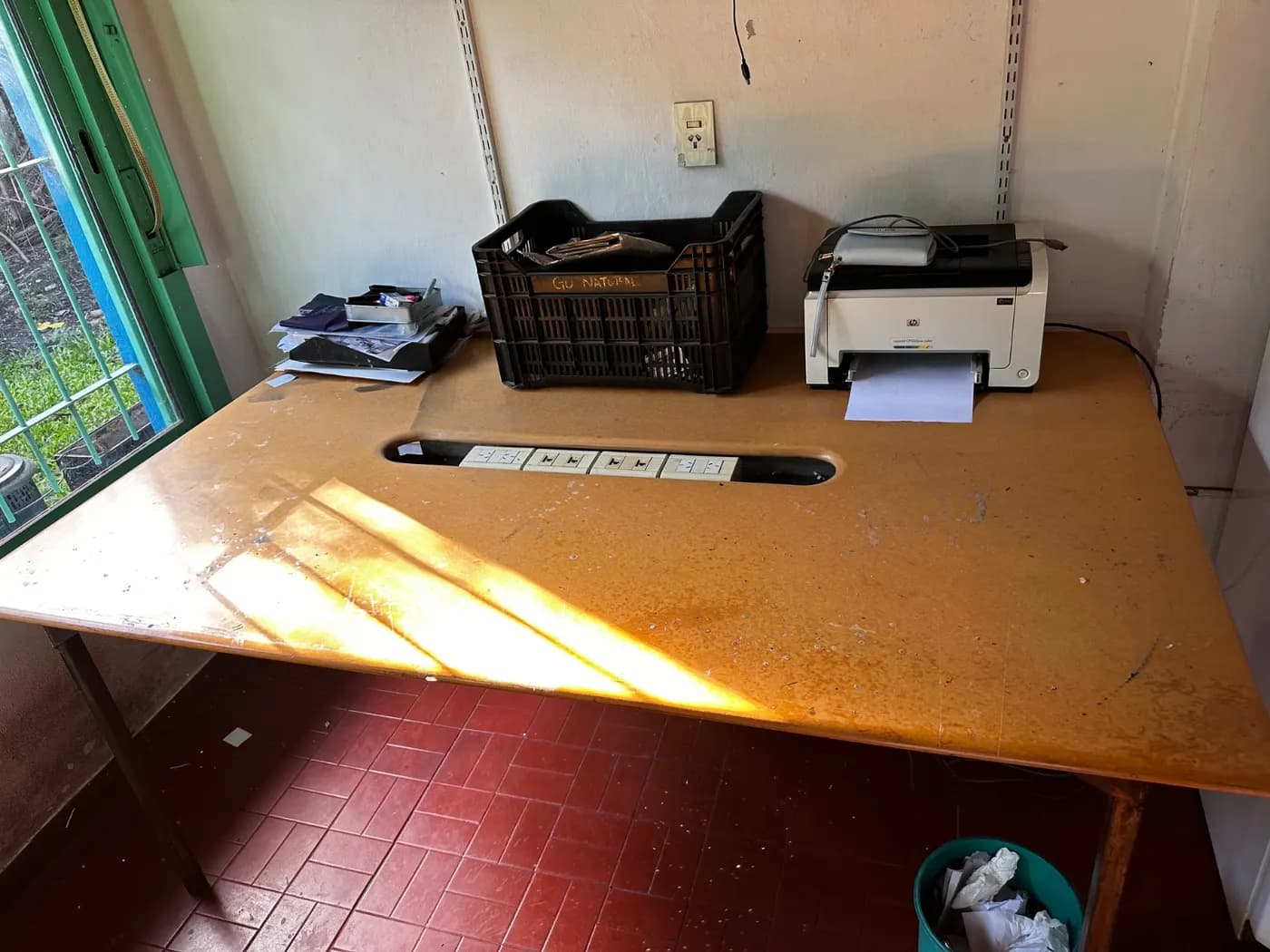 Mesa oficina con enchufes integrados
