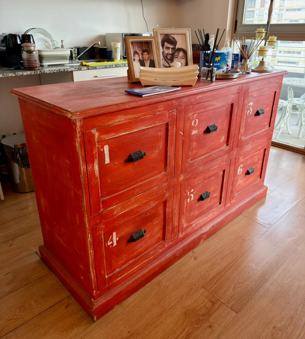 Cómoda o mueble organizador tipo fichero de estilo industrial vintage o rústico