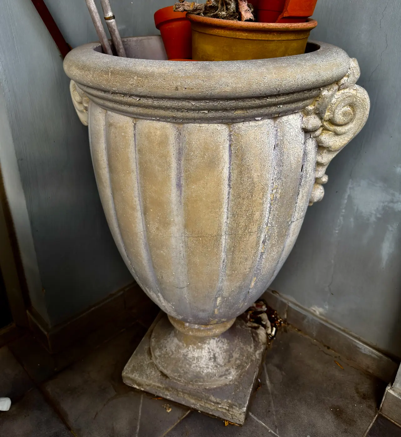 Copón decorativo o macetero tipo urna de estilo clásico francés o romano, fabricado en cemento.