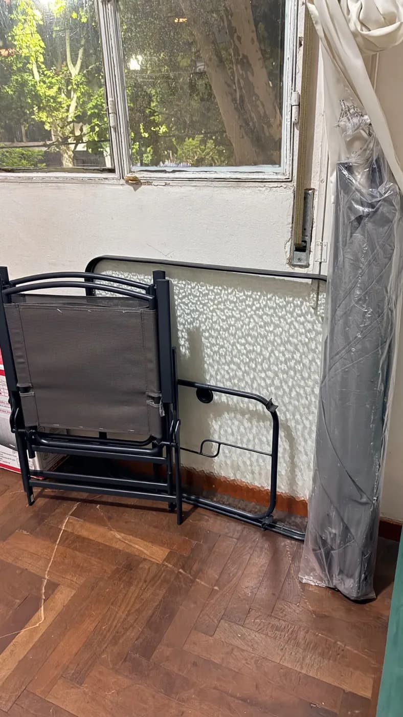 Mesa de vidrio + 4 sillas + sombrilla