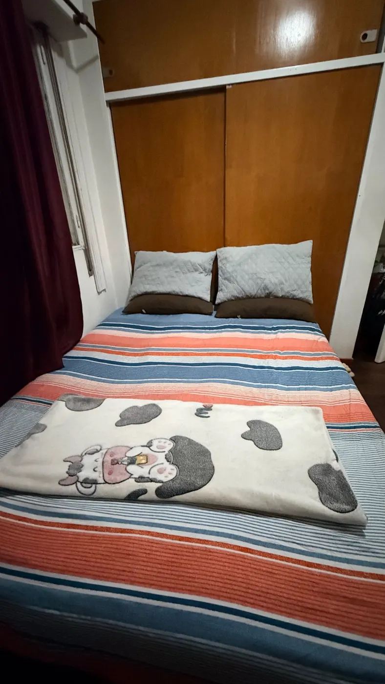 Colchón + base + 4 almohadas + cobertor 160x200