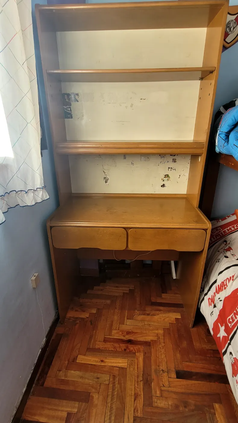 Biblioteca con escritorio