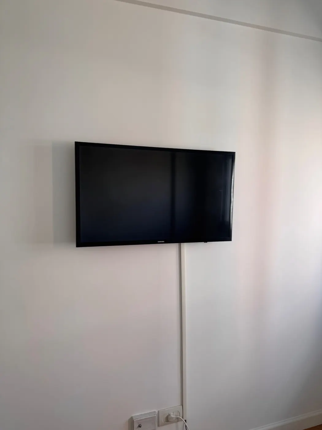 Smart tv Samsung 32’ pulgadas + base de pared