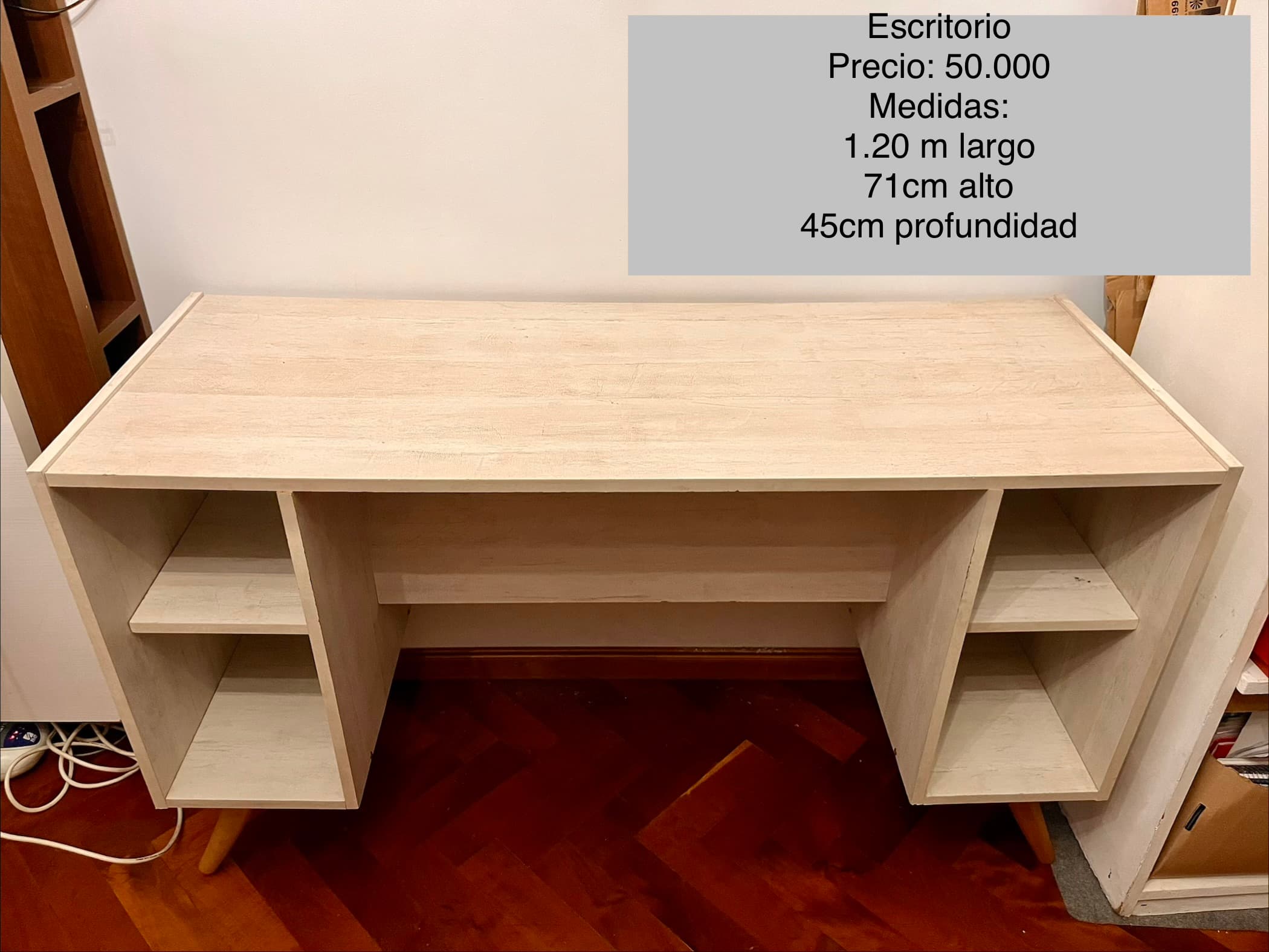Escritorio Escandinavo con Estantes Laterales