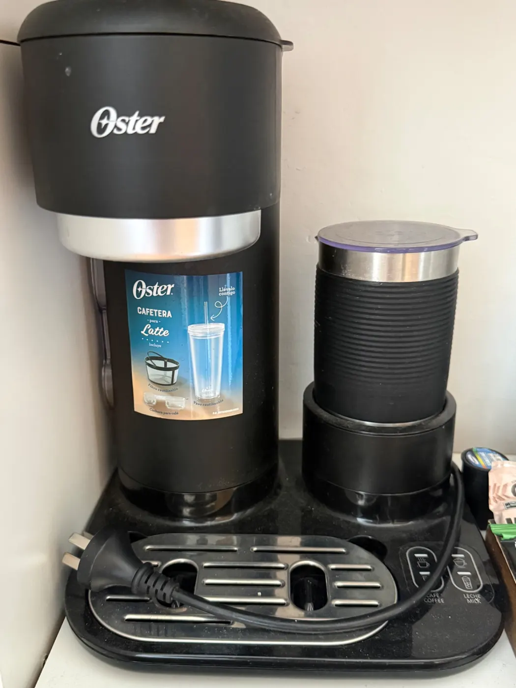 CAFETERA + ESPUMADERA OSTER