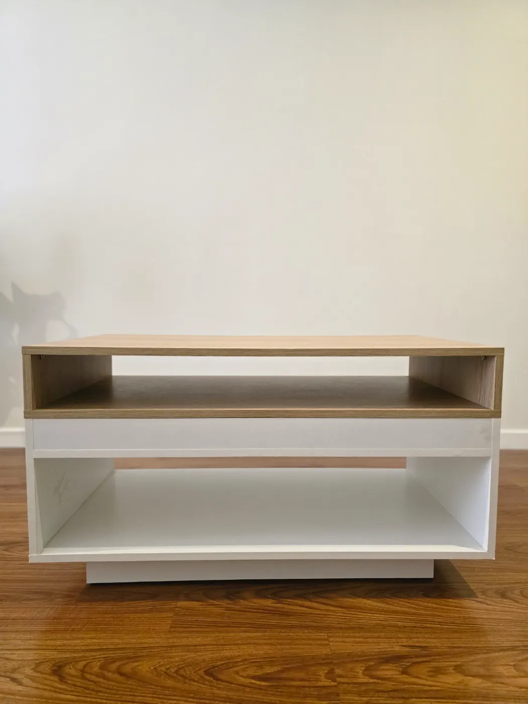 Mesa ratona con espacio de guardado