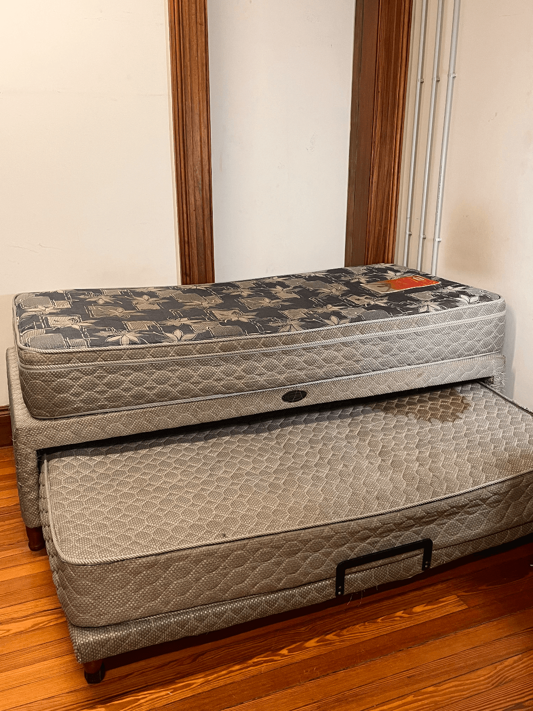 Sommier 1 plaza con cama abajo