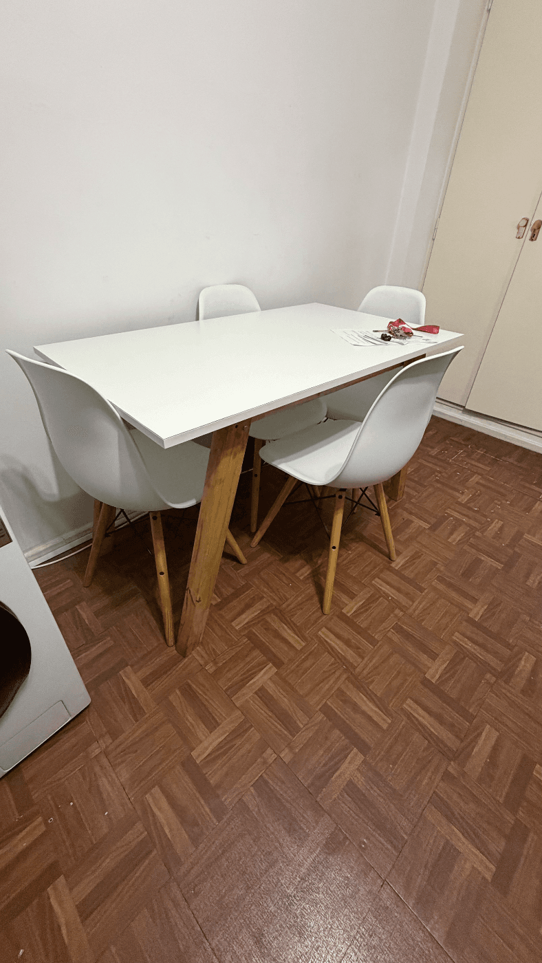 Mesa y sus 4 sillas