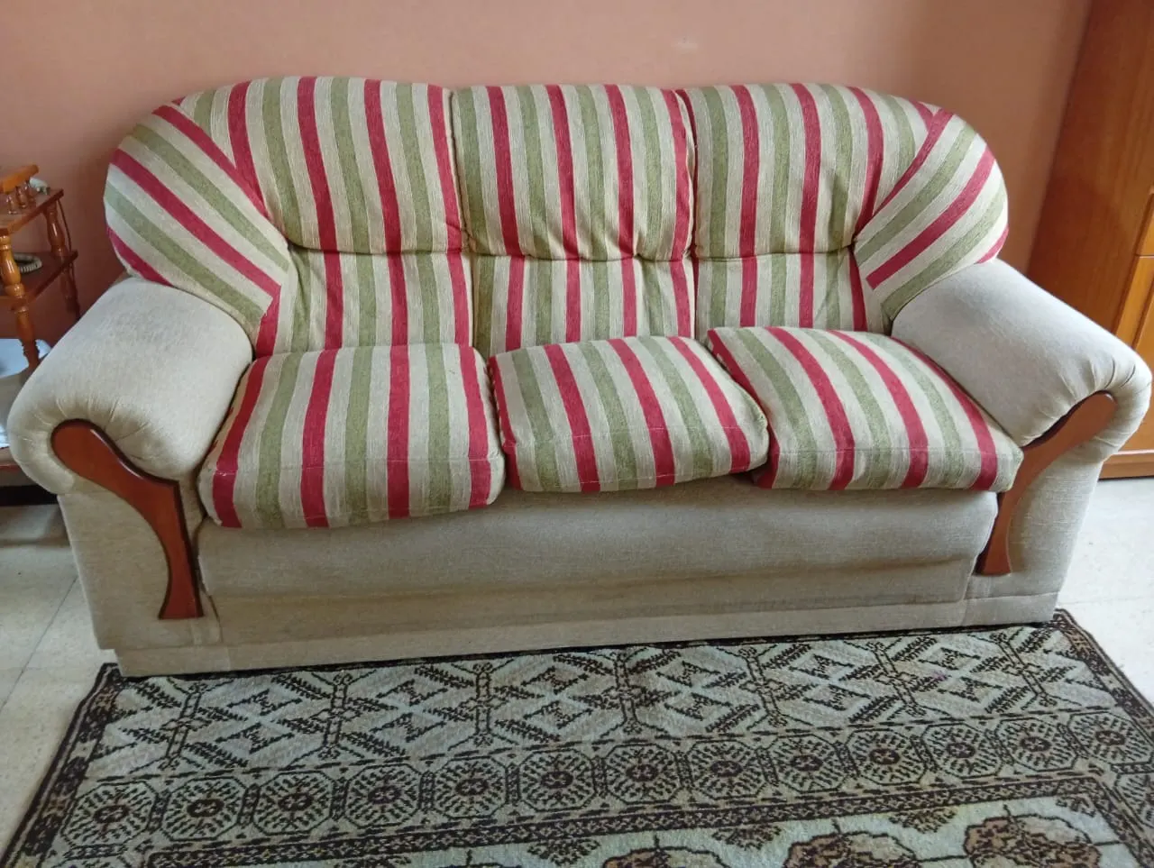 Sillón de tela y madera a rayas