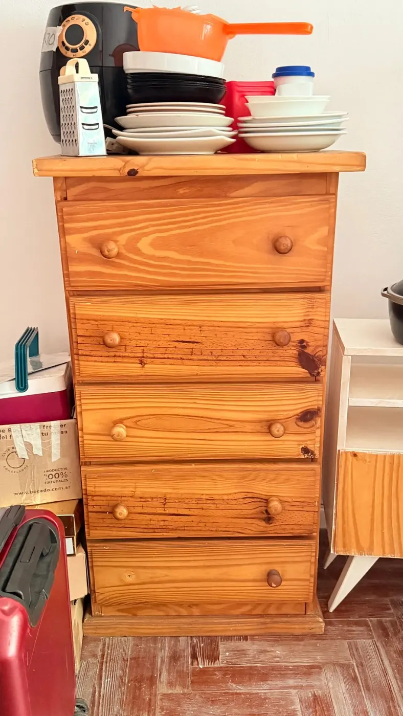 Mueble de madera con 5 cajones