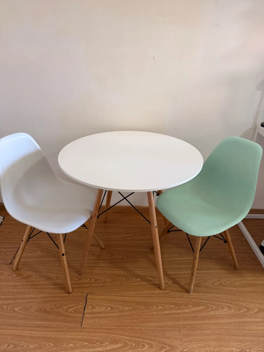 Mesa de comedor + sillas eames