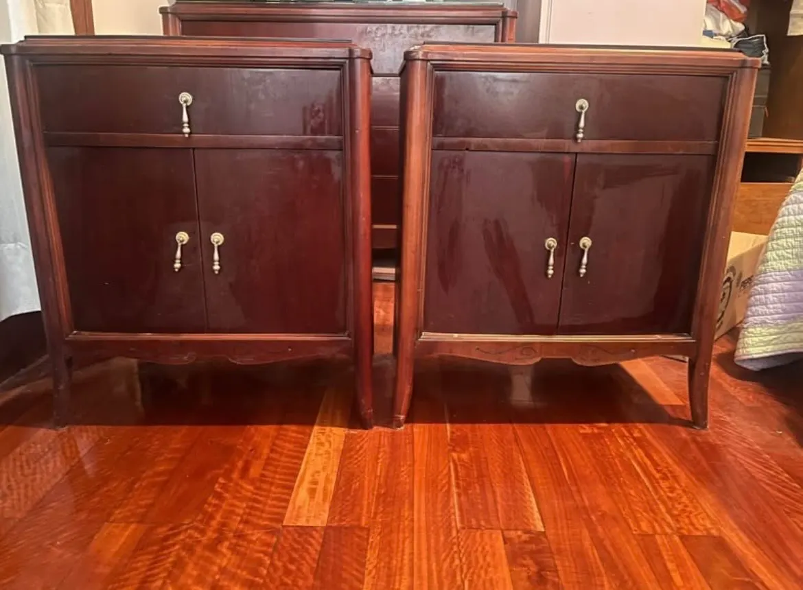 Antiguas mesas de luz de madera en perfecto estado