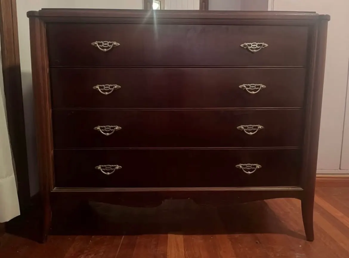 Antigua cómoda de madera en perfecto estado