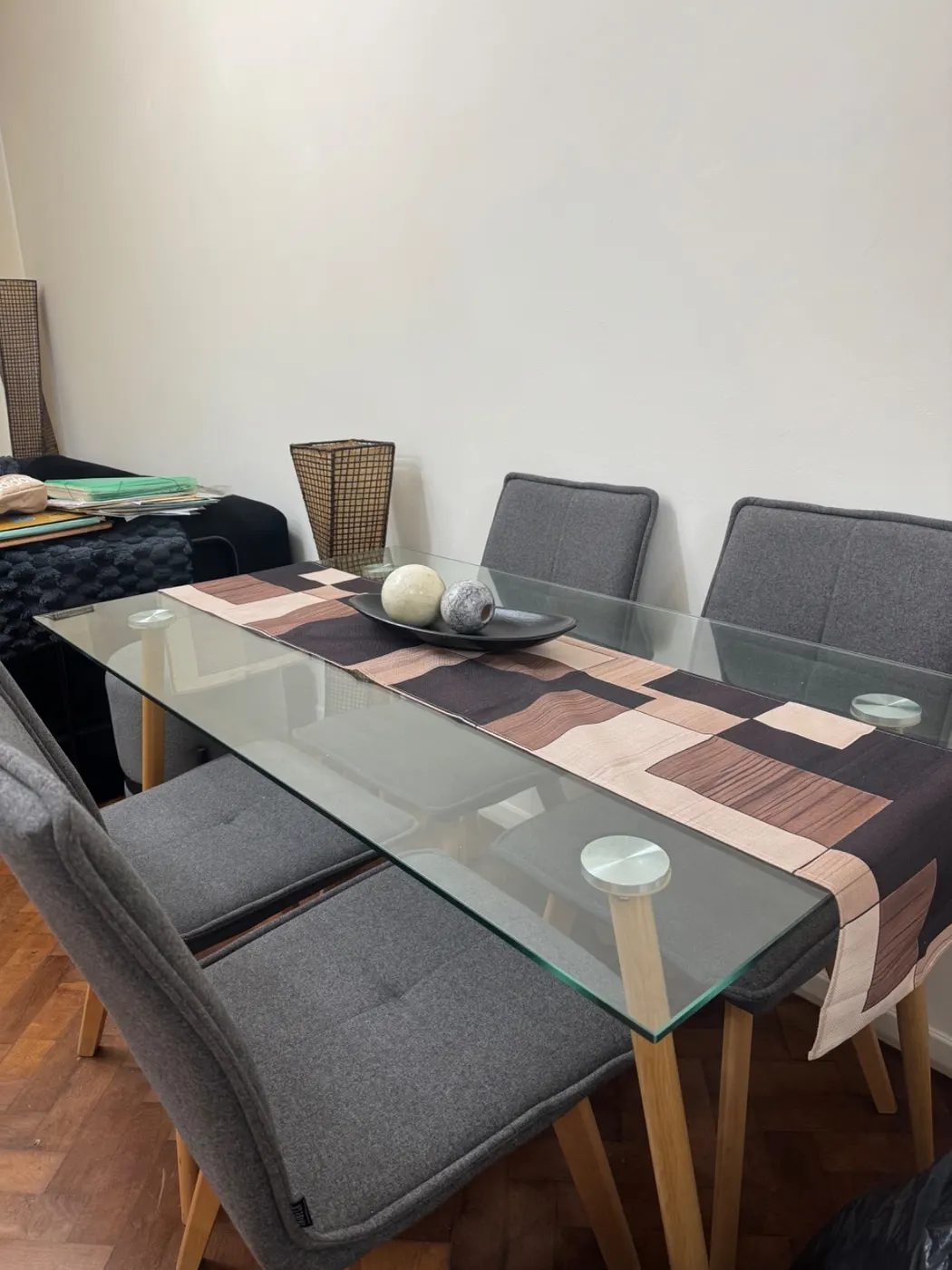 Juego de mesa de vidrio y 4 sillas tapizadas con patas de madera
