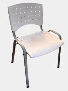 Silla de plástico blanco