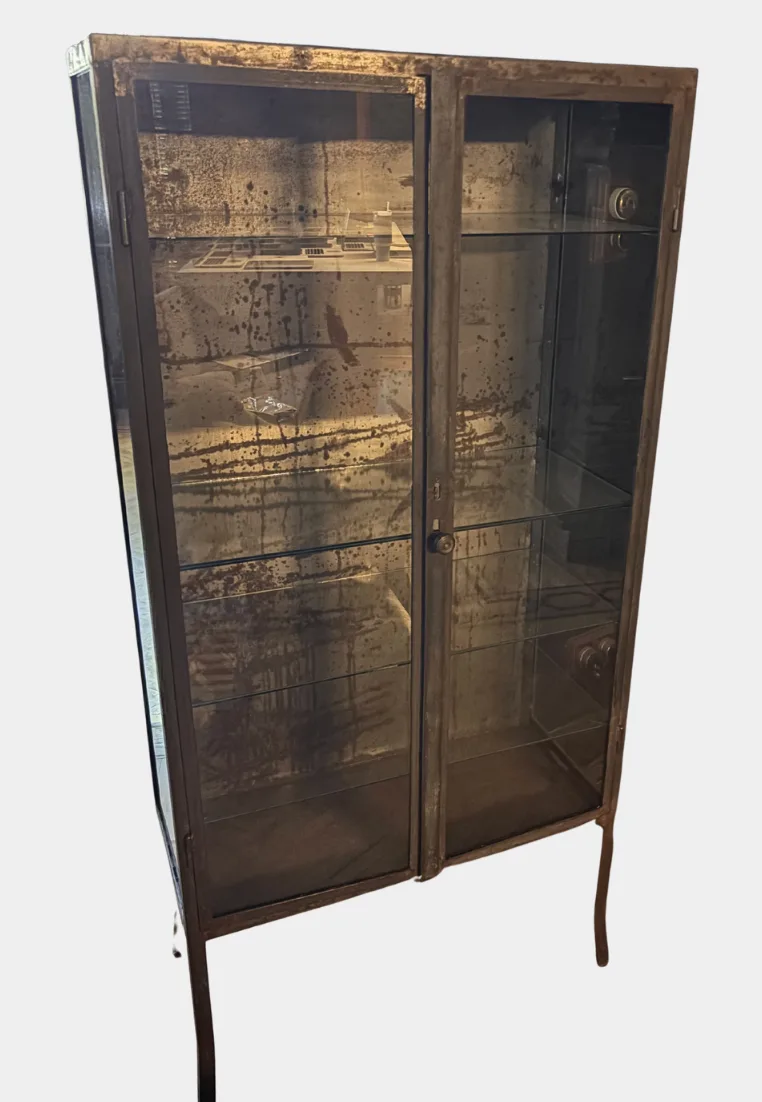 Mueble de guardado con vitrina