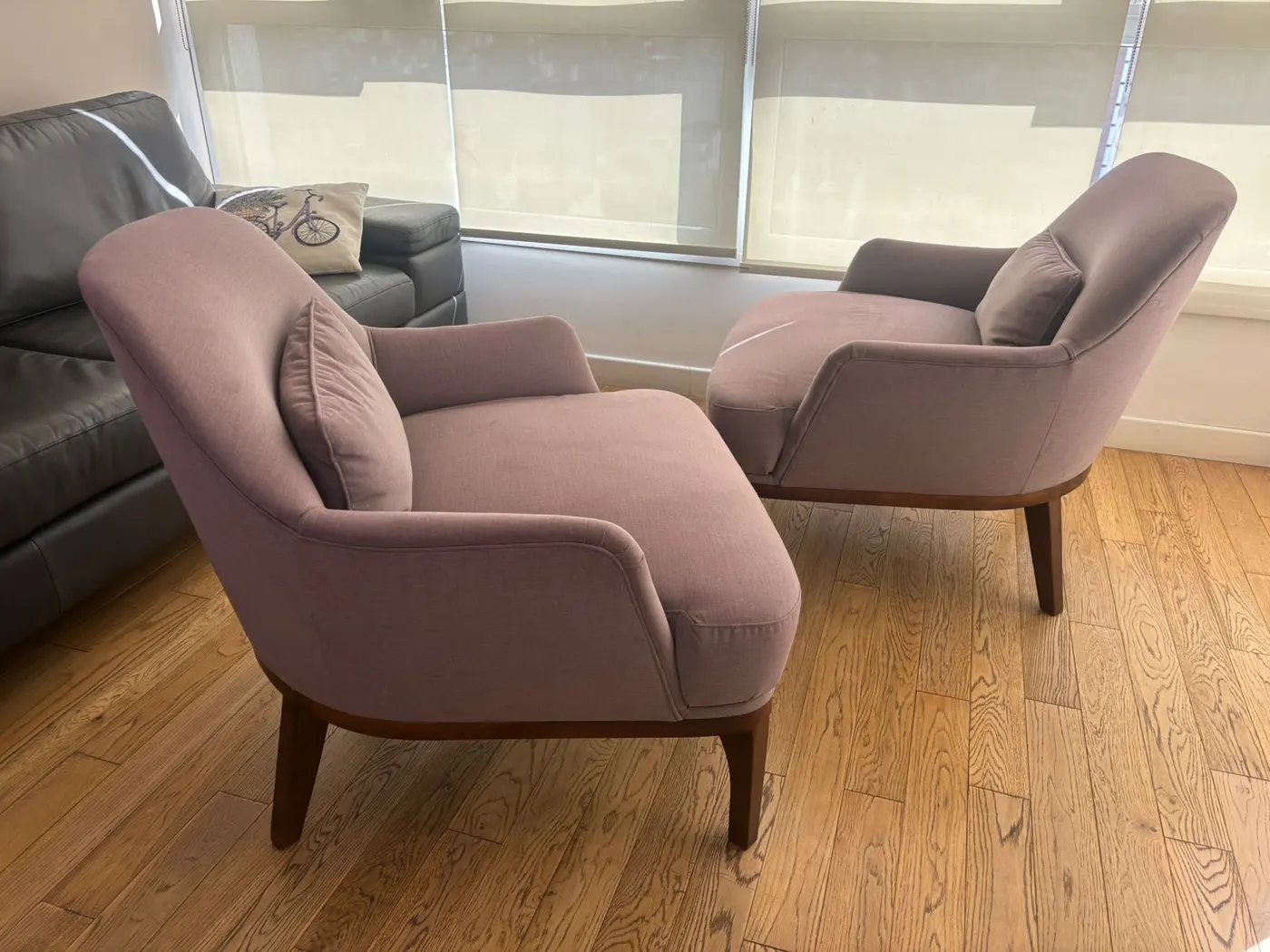 2 Poltronas tapizadas con base de madera (juego de 2 unidades)