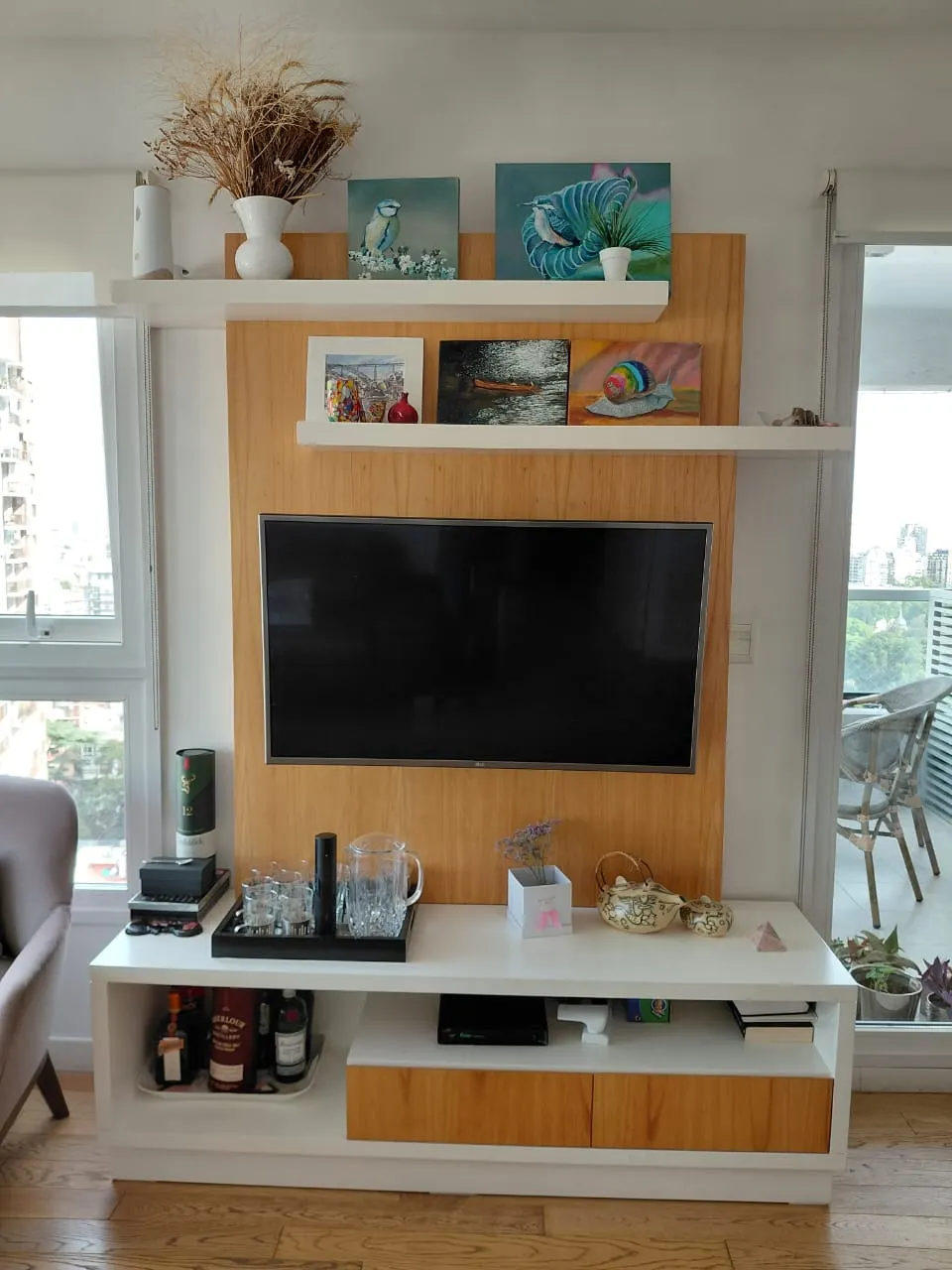 Mueble para TV con estantes y panel de madera natural
