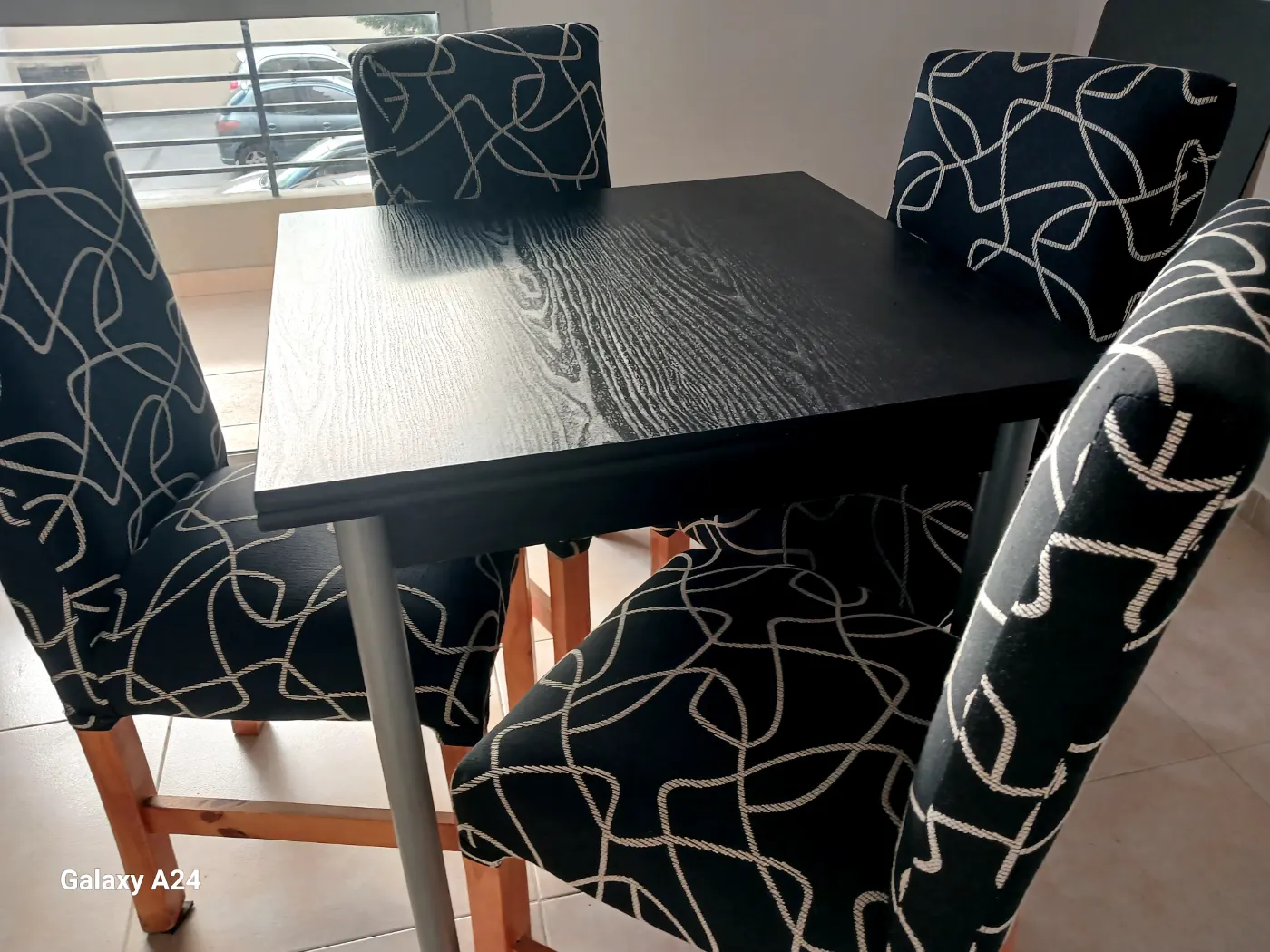 Mesa trampa.Abre a 1.80 con 4 sillas.Todo impecable.