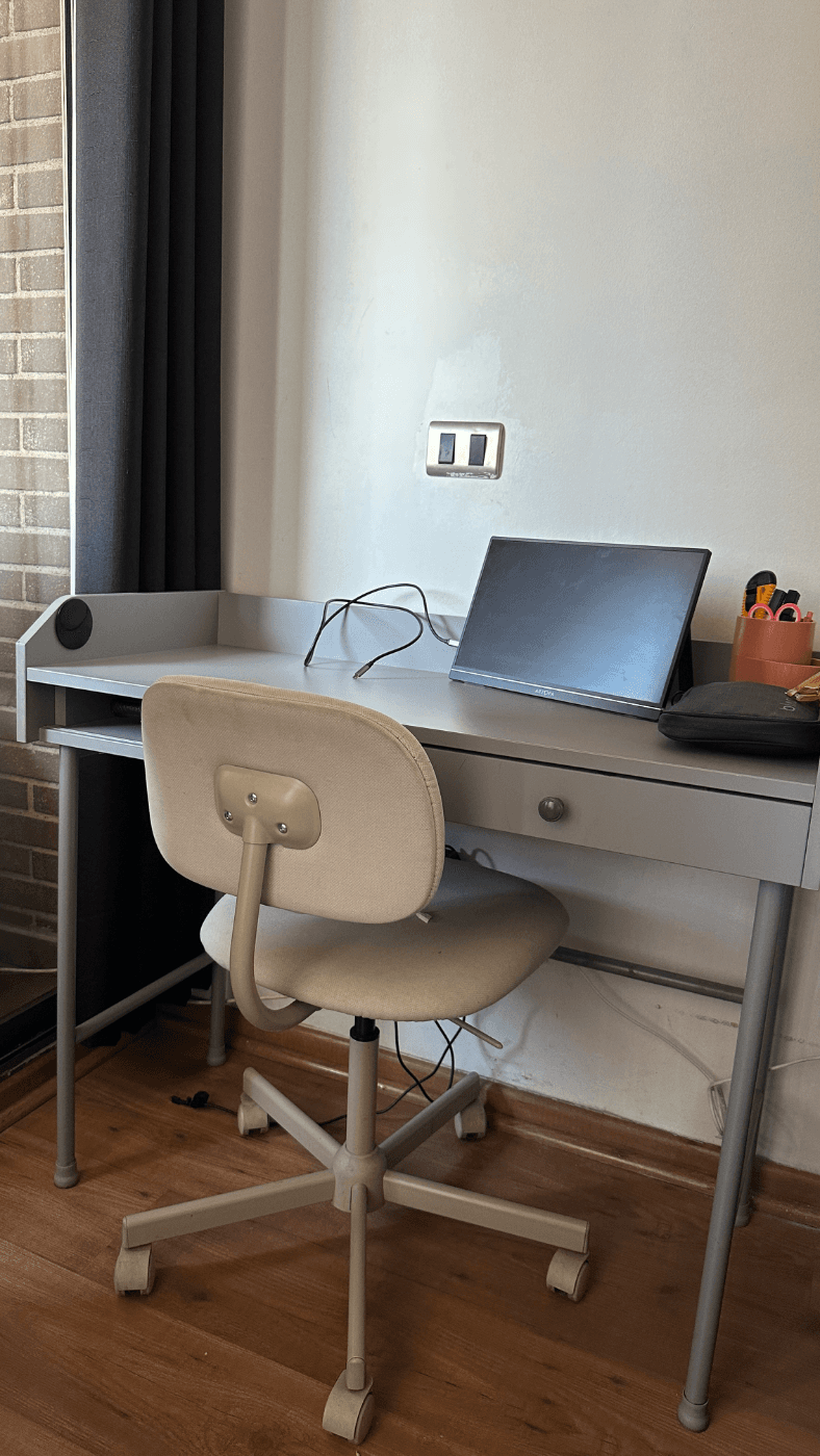 Escritorio IKEA HAUGA + Silla Giratoria