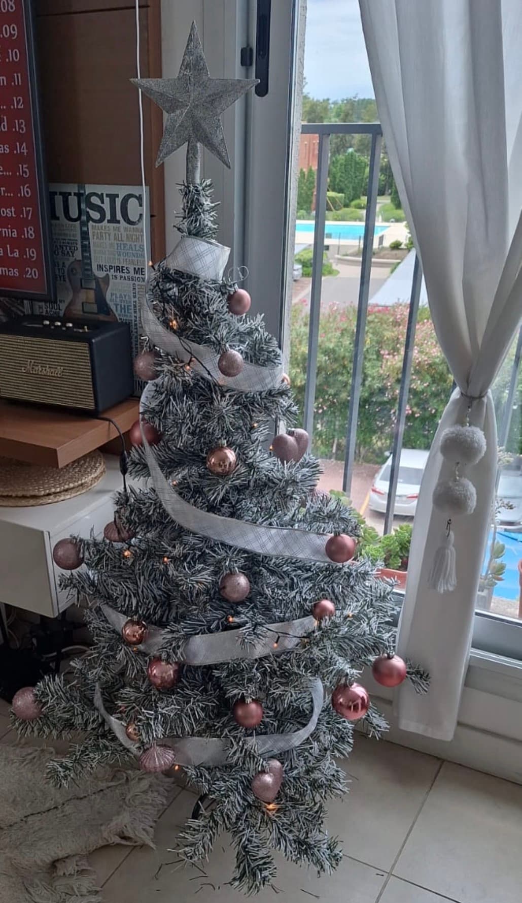 Árbol de navidad con las bolas y estrella