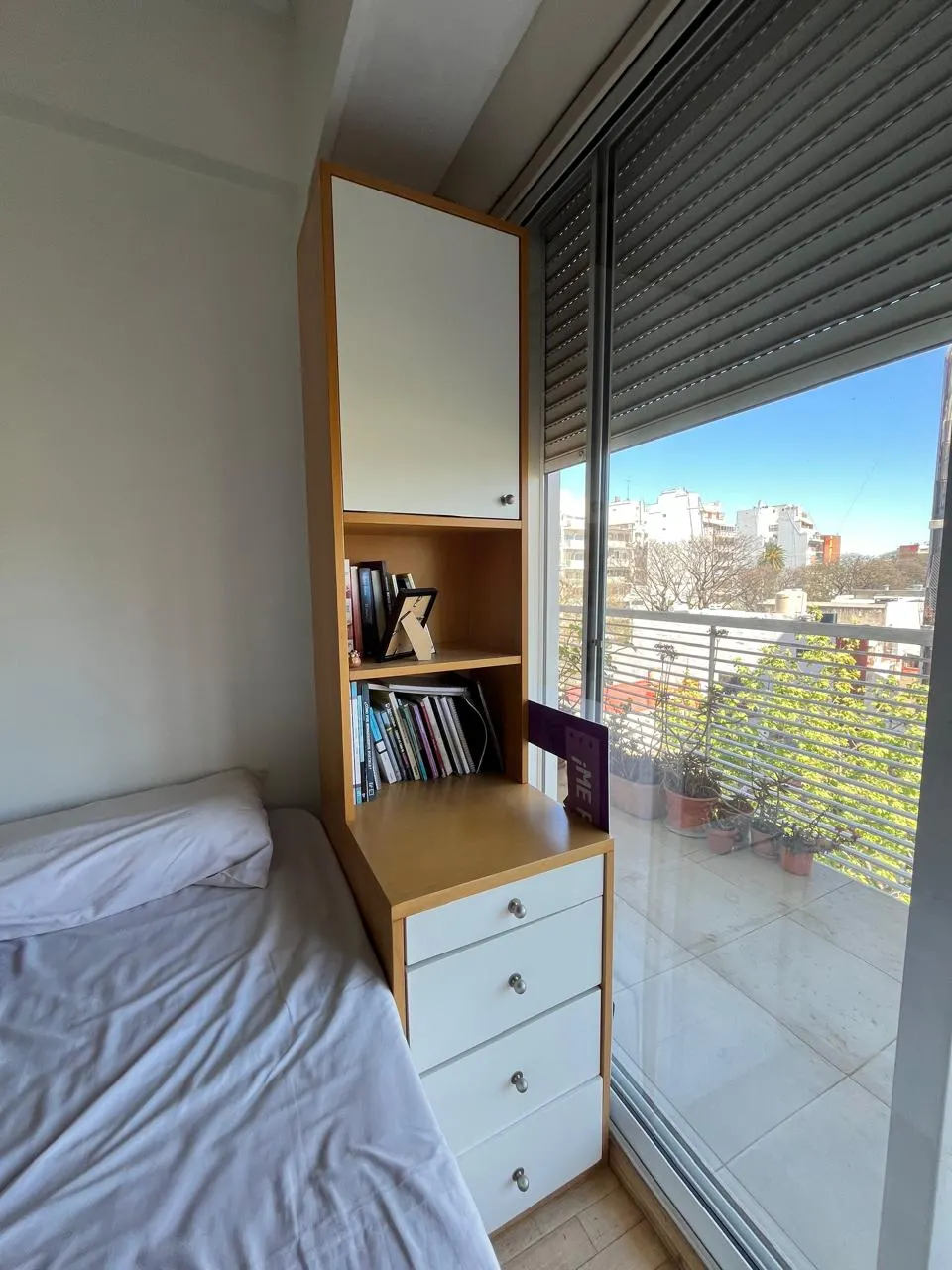 Mueble con cajonera/estantes y puertas