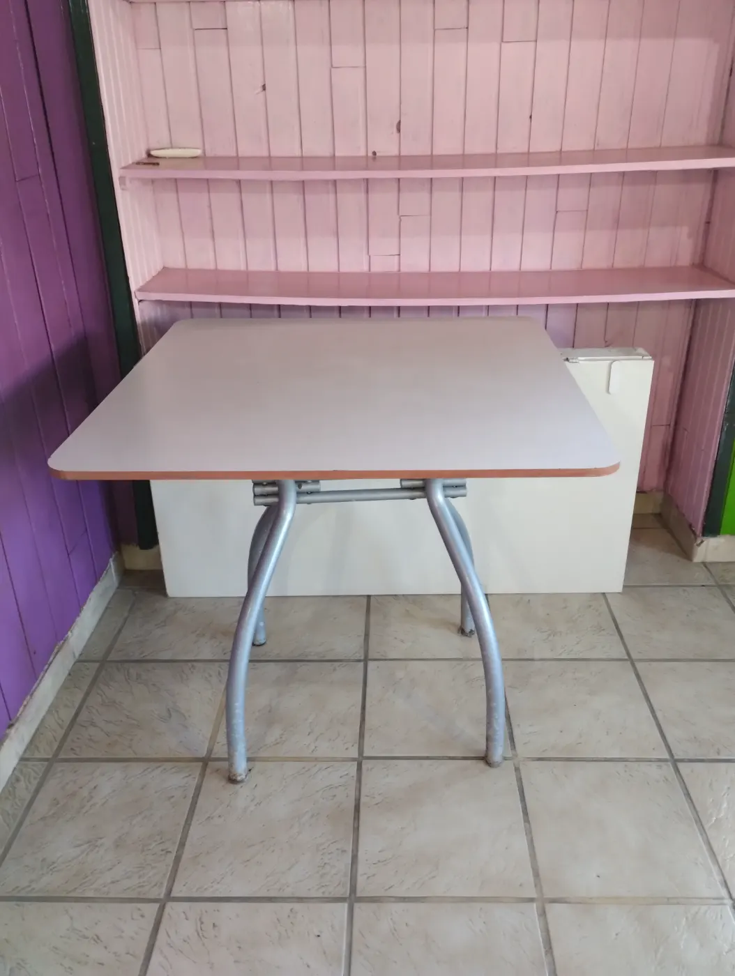 Mesa blanca cuadrada con base de metal plateada