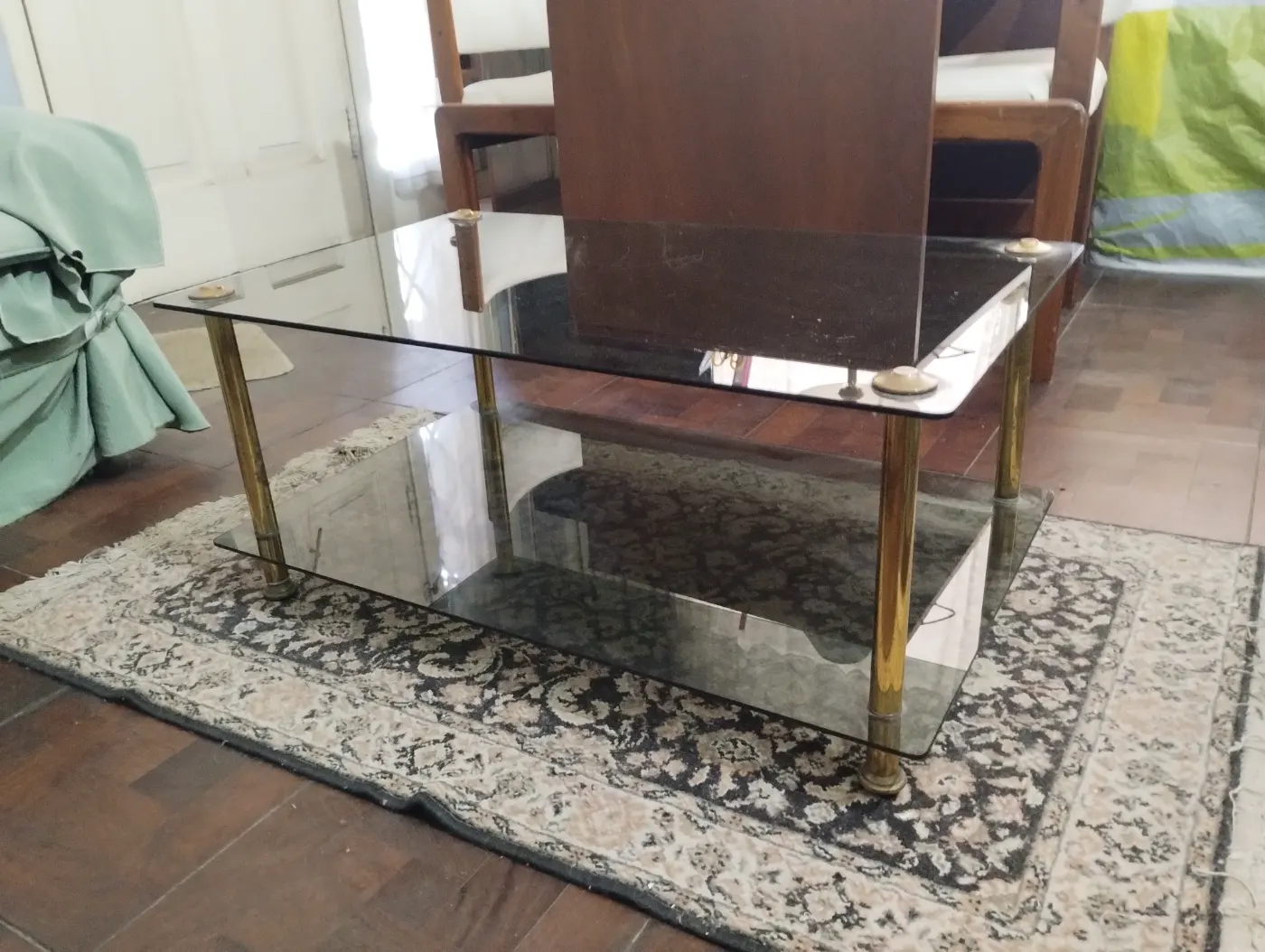 Mesa ratona de vidrio con patas doradas