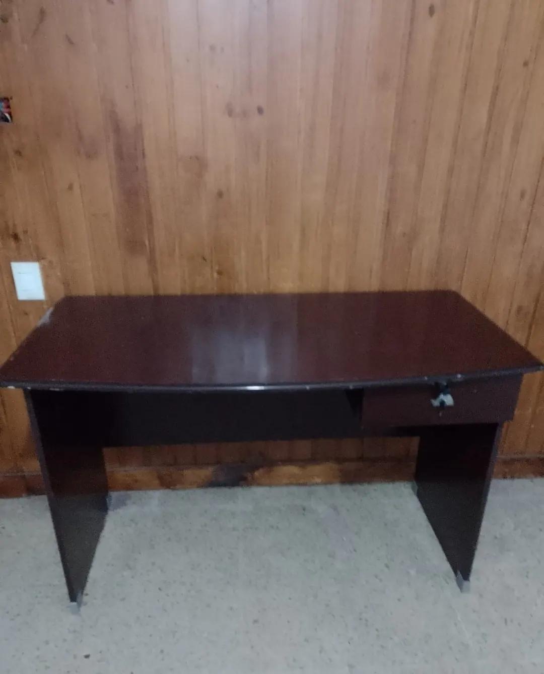 escritorio de fibrofácil con un cajón