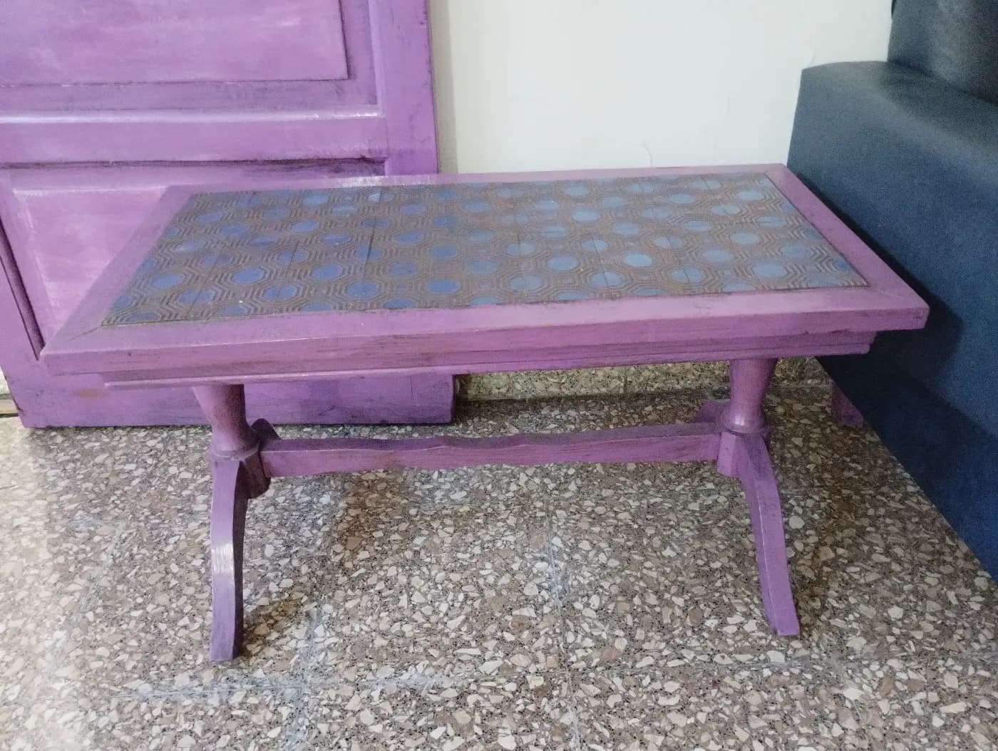 mesa de madera ratona violeta con diseño artesanal