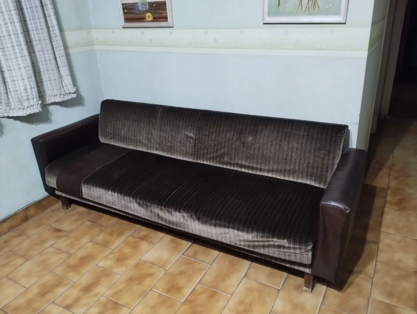 Sillón marrón de pana que se convierte en cama