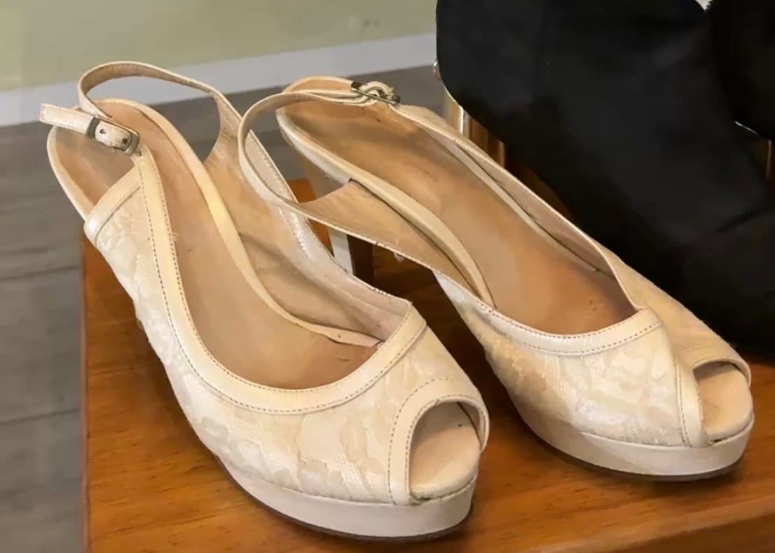 Zapatos color crema de taco talle 40