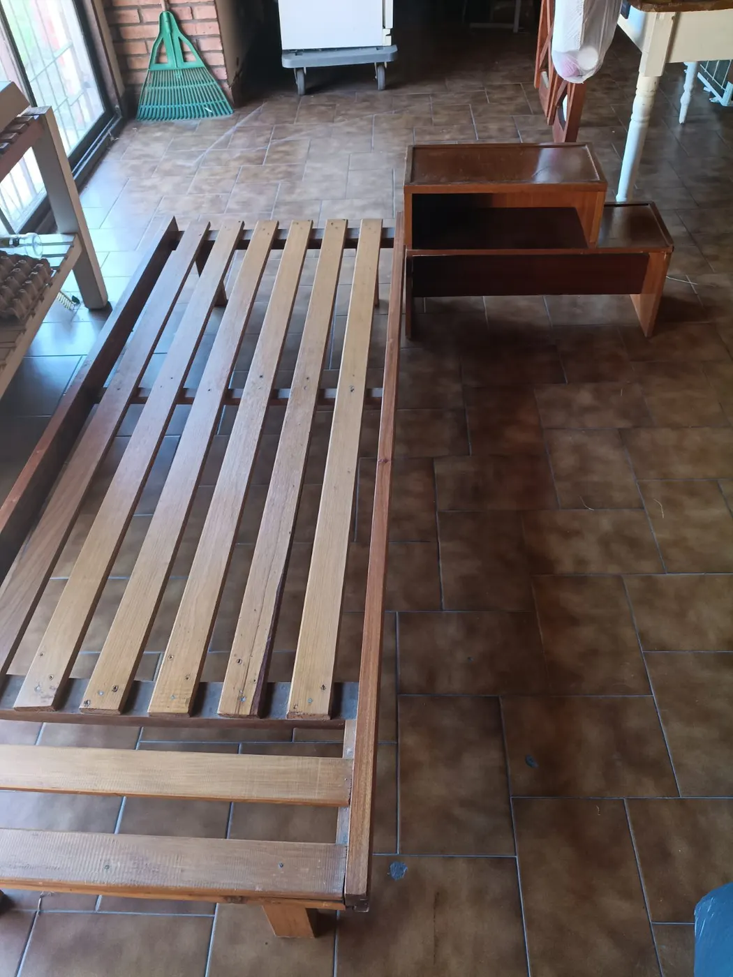 Cama de 1 plaza + colchón + mesita de luz/zapatero