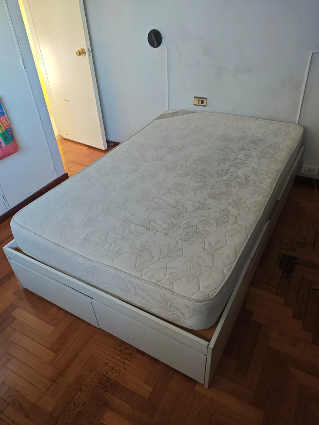 Cama melamina blanca con cajones + colchón (120 x 180 cm)