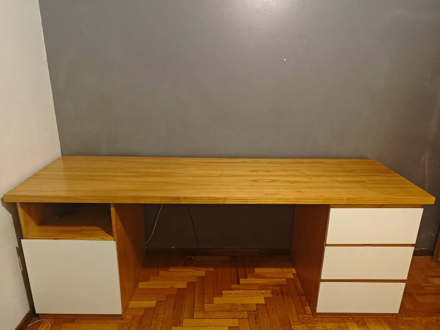 Escritorio de madera paraíso maciza con cajonera y puerta de melamina
