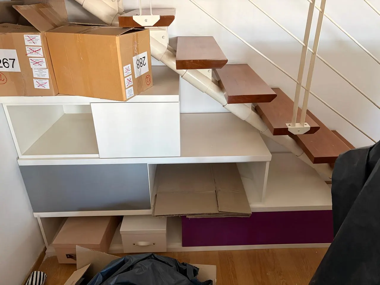 Mueble de guardado (debajo de escalera)